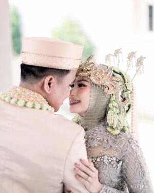 Chintya Cheye Instagram - Big Thanks to:

Saksi 1: Bpk. Fajar Syahputra, SH., MH (ASPIDSUS KEJATI BANTEN)

Saksi 2: Bpk. Drs. H. Imron Rosyadi., M.Ag (BUPATI CIREBON)

Dokumentasi: @malycaphoto @malyca.universe
MUA bride: @deviraniaah
Attire: @rumahpengantinsharon1
Shoes: @unificatio.official
Box seserahan: @dari.duatangan
Attire keluarga: @btbatiktrusmi
MUA keluarga: @mua_bogor_itha @makeupby.detriaputri 
Softlens: @grand_optik
Wedding Organizer & Planner: @aruna.organizer
Catering: @terataicateringcirebon
Decoration: @retnomaulani_makeup @retnomaulani_decoration
MC akad & resepsi: @alantamkasogi
Entertainment: Full Band & Saxophone @infinity_official05
Video booth 360: @videobooth.fantastic
Digital Invitation: @malycaphoto
Car Decoration: @rizkyflorist
Bridesmaid Box Hampers: @bridesmaidbox.id
Bridesmaid Dress Outer Hijab: @lyf.official @lyf.bride @kamalaluthfi @aryasbaa
Bridesmaid Clutch: @waiwai_clutch
Hotel: @apitahotel
Venue: UMC Ballroom

Dan vendor-vendor lainnya seperti Souvenir, Undangan Fisik, Makanan-makanan Pondokan, Designer & Konveksi utk Pakaian keluarga, Patwal, Driver, Cover Kursi, AC Portable, Crew keamanan & kebersihan, dan masih banyak lagi..

Terimakasih juga kepada para tamu undangan tercinta yg telah menyempatkan waktunya, dengan seluruh ucapan, doa, hadiah yg diberikan kpd kami, terimakasih banyak untuk semuanya yg mendukung berjalannya acara kami.. alhamdulilah pernikahan kami lancar, sukses, megah dan meriah, terimakasih🥰🙏🏻🫶🏻💕😘