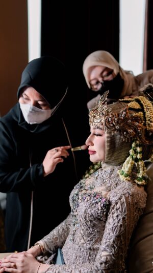 Chintya Cheye Instagram - Masyaallah berkali-kali dimakeupin sama ka @deviraniaah dan pas aku nikah pilih ka devi lagi sbg MUA di hari spesialku, alhamdulilahnya walau aku bookingnya secepat kilat cuma H-sebulan aja, untung tglnya match dan mau jauh2 keluar kota sm team, secara jadwal MUAku ini padat bgt setiap hari makeupin artis2 penyanyi2 yg mau show di TV masyaallah🥰 tapi tetep aja bikin pangling dan cantik banget hasil makeupnya🥰🤗😍🫶🏻