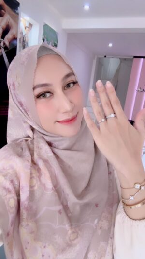 Chintya Cheye Instagram - POV: Ketika Suami Tau Cara Nyenengin Istri 
Kaget banget tiba-tiba diajak suami ke @soviajewelrybogor dan aku disuruh pilih sendiri yg aku suka😍

Ada banyak banget design cincin untuk pasangan, cocok untuk momen lamaran, pernikahan, wedding anniversary atau hadiah untuk orang tersayang💍

Di @soviajewelrybogor bisa full custom sesuai dengan yg kalian inginkan, pengerjaannya cepat dan tepat waktu.

Tersedia bahan emas putih, emas kuning, platinum & palladium,
harganya pun ramah dikantong..
Buat kalian yg lagi cari cincin, bisa langsung ke @soviajewelrybogor 💍🥰