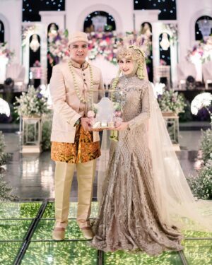 Chintya Cheye Instagram - Dari awal udah suka bgt sm dekorasi @dari.duatangan makanya aku pilih vendor ini untuk dekor seserahan aku🥰
Dan terbukti aman bgt walau dibawa perjalanan jarak jauh keluar kota🤗
Makasih @dari.duatangan yg udah bikin seserahan aku terlihat sangat cantik, mewah, estetik!😍🫶🏻
Dan dapet harga promo pula, puaaass bgttt🙌🏻😘