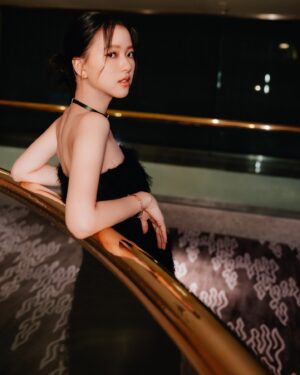 Chloe Xiang Instagram - 💫

想起小野洋子的生命種子之歌🪻

「每顆星球都有自己的軌道步調。
把你身旁的人想成一顆顆星球。
有的時候，在旁邊看他們運行發光就好了。」

-
Wardrobe @ferragamo 
Jewelry @qeelinjewellery 
Heels @ferragamo 
Make up | @so.easystudio @ara.wu 
Hair | @_ssss816 
Stylist | @kwenkwenyu 
Tailor | 佳珍服飾修改 
Photo | @zhutor
