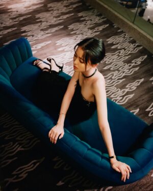 Chloe Xiang Instagram - 💫

想起小野洋子的生命種子之歌🪻

「每顆星球都有自己的軌道步調。
把你身旁的人想成一顆顆星球。
有的時候，在旁邊看他們運行發光就好了。」

-
Wardrobe @ferragamo 
Jewelry @qeelinjewellery 
Heels @ferragamo 
Make up | @so.easystudio @ara.wu 
Hair | @_ssss816 
Stylist | @kwenkwenyu 
Tailor | 佳珍服飾修改 
Photo | @zhutor