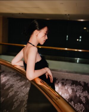 Chloe Xiang Instagram - 💫

想起小野洋子的生命種子之歌🪻

「每顆星球都有自己的軌道步調。
把你身旁的人想成一顆顆星球。
有的時候，在旁邊看他們運行發光就好了。」

-
Wardrobe @ferragamo 
Jewelry @qeelinjewellery 
Heels @ferragamo 
Make up | @so.easystudio @ara.wu 
Hair | @_ssss816 
Stylist | @kwenkwenyu 
Tailor | 佳珍服飾修改 
Photo | @zhutor