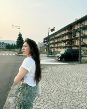 Choi Hee-seo Instagram - ”삿포로에 갈까요. 멍을 덮으러. 열을 덮으러.“ 문득 들어간 카페에서 창밖의 나무들을 바라보던 나에게 B가 읊어준 이병률 시인의 글을 들었을 때, 그제야 이곳에 왔다는 실감이 났다. 오롯이 낫고자 떠난 여행도 아니었고, 온전히 잊고자 도착한 곳도 아니었다. 우리 둘 다 잠시 숨을 쉬러 왔구나, 낯선 여름이 할딱이는 삿포로에.