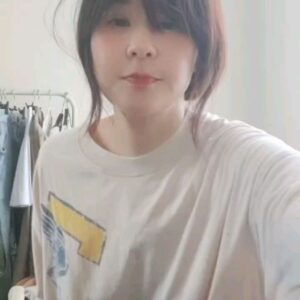 Choi Kang-hee Instagram - 최근 받은 선물들 인증  이렇게 빚갚은기분~~~ 아 시원해
고마워요♡♡♡
작년에도 제작년꺼도 얼른 올려야지..고마운분들 많은데
여튼!
지샌달 너무 이뻐서 써보고싶었고 웬만하면 그냥 그럴텐데 너무 좋아요 하얀 용기가 너무 이뻐요 감사해요
HERMA가방 핸드백 없었는데 주셔서 너무 감사하고 오늘도 들고나왔습니다. 이제 보부상 안녕! 삶도 씸플해질꺼예요 ㅎ
 waybackhome원영아 가방 편하다! 항상 응원해줬던거 기억해.나도 널 응원해. 이쁘고 좋은거 많이 만들어! 화이팅!

#지샌달#HERMA#웨이백홈#AOG
