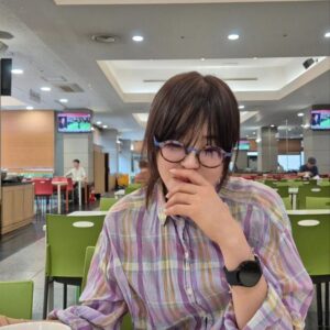 Choi Kang-hee Instagram - 내 앞에서 너드미를 논하지 마라 ㅎ
친구가 안입는 옷이래서  너무~~~~~ 예뻐서 달랬는데
어떤데? 그랬더니 "너드미 폭발이라고" 엄청 똑똑해 보이나보죠?ㅋㅋㅋㅋㅋ
♡
 과연 이 셔츠는  당기는 옷입니까
밀어내는 옷입니까 ㅎ