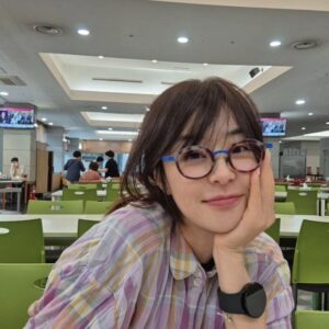 Choi Kang-hee Instagram - 내 앞에서 너드미를 논하지 마라 ㅎ
친구가 안입는 옷이래서  너무~~~~~ 예뻐서 달랬는데
어떤데? 그랬더니 "너드미 폭발이라고" 엄청 똑똑해 보이나보죠?ㅋㅋㅋㅋㅋ
♡
 과연 이 셔츠는  당기는 옷입니까
밀어내는 옷입니까 ㅎ