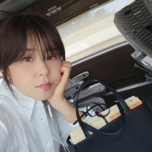 Choi Kang-hee Instagram - 알죠?ㅋㅋㅋ화장한날 혼자 기차나 비행기 타면 ㅎㅎㅎ
오랜만에 셀카삼매경(그래도 어플은 켜야했다만.엣헴 ~ㅎ)ㅎ)이쁘게하고 정읍에 간증가는길♡