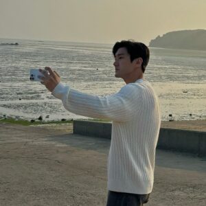 Choi Si-won Instagram - 덥다.