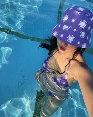 Choi So-yoon Instagram - ㅎㅎㅎ물안경까지 끼고 야무지게 놀고 왔다🤭😎
올여름 첫 물 놀이는 데이즈 데이즈랑🫧

#dazedayz #효민사와