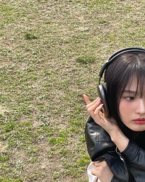 Choi Yun-jin Instagram - 🎧🤍