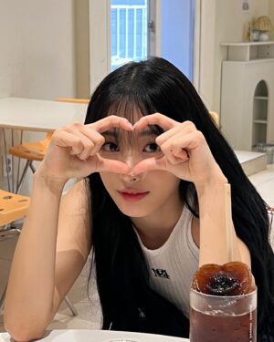 Choi Yun-jin Instagram - 💜❤💛💙🖤모음 zip.