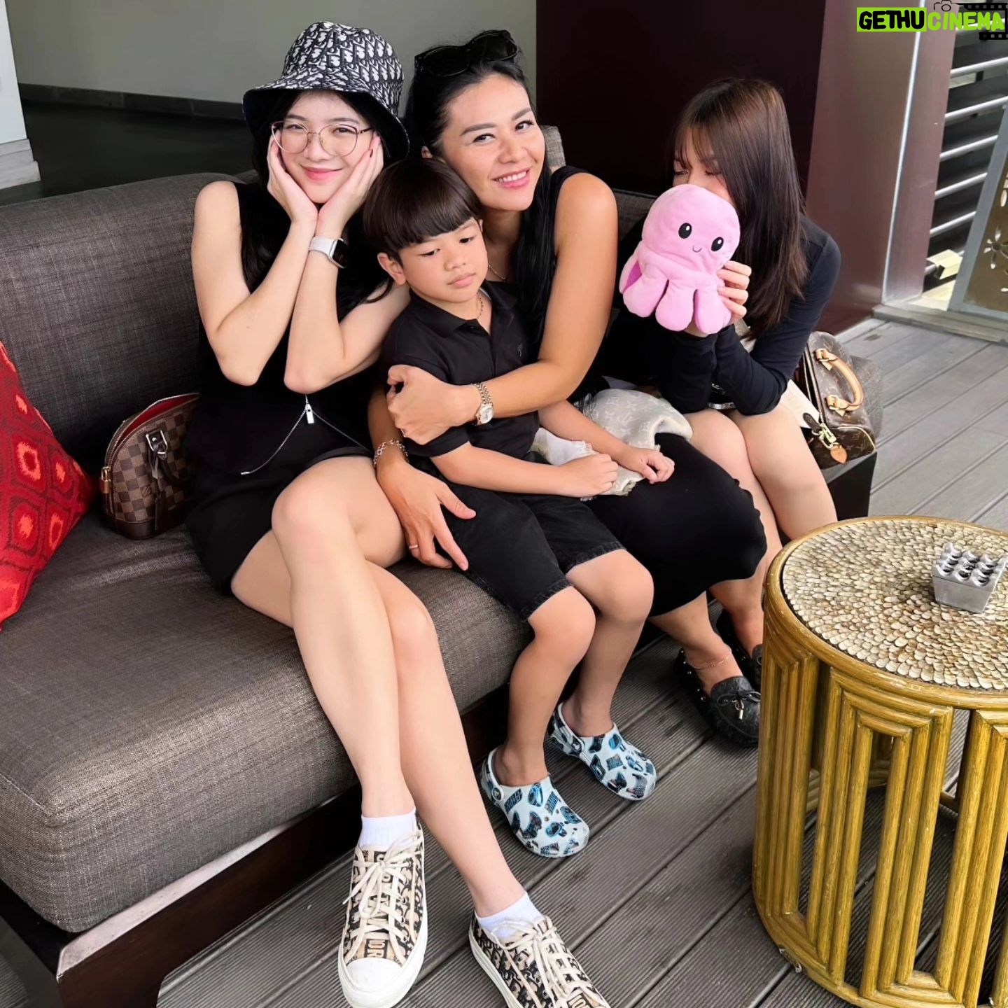 Choky Andriano - 7K Likes - Buah Hatiku ❤️❤️❤️
@alyrinee @austrinnico @finley_georgio
#love #my #family
#fyp #mywife #mydaughter #mydaughter #boys