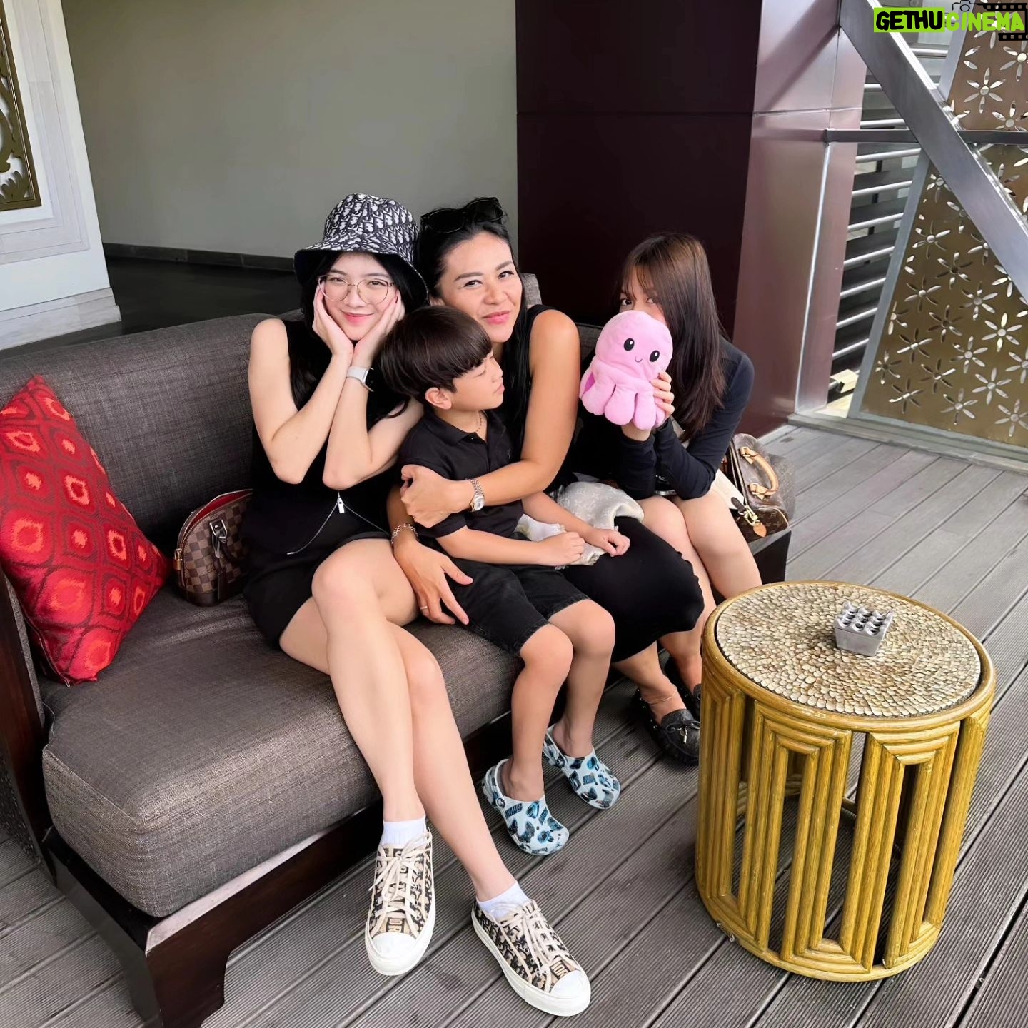 Choky Andriano - 7K Likes - Buah Hatiku ❤️❤️❤️
@alyrinee @austrinnico @finley_georgio
#love #my #family
#fyp #mywife #mydaughter #mydaughter #boys