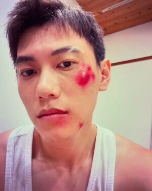 Chris Chiu Instagram - 祝「邱宇辰」出道七年快樂🎂🪽

大家的提醒，才發現七年前的今天，
是我用新名字，重新出發
也真沒想過這一路會有這麼多⋯心酸血淚？😂
謝謝這一路上幫助過我，陪伴過我，
阻礙過我，打擊過我的所有人
這些都是成為我在這一路上，滿滿的養份！
讓我可以用更好的狀態，遇到更好的妳們！

我會努力保持初心，好好，穩穩的往前走！
謝謝所有過去，現在支持我的妳們！

一起繼續往前走吧！一起再看更多美好的風景吧：）🍊

#邱宇辰
#祝我出道七年快樂
#一切都是最好的安排