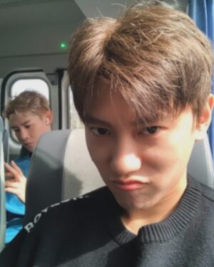 Chris Chiu Instagram - 7/27本來想在大庭廣眾下，
好好謝謝我熙！
但當下太多感觸了

在我過去跟現在，太重要時刻，都在的人就是他了！
一起經歷太多，運動會，私下大大小小生活
所有秘密，他都知道，在他面前，我是透明的，
也只有在他面前，我可以自在做自己，甚至裸體都沒關係，但他會尖叫哈哈哈哈！罵我有病🤣

聽說在見面會台上，他哭了，在我講感想的時候，我後來才知道，我想因爲他也是知道，這過程，我到底經歷了些什麼，才一路努力的走到大家面前！

當初知道有見面會，我馬上跟公司說，我要熙來！只要他
他也二話不說馬上答應！因為他知道我需要他！有他在的幸福感是加倍的🍊

所以我想要有任何開心的時刻，見重要的大家時候，我都希望他在，因為我也想把最好最愛的他，介紹給大家，也希望大家愛他🧡

Love U 熙🍊🧡
@siahoxi 
好肉麻，但我喜歡🤣🤣

#夏和熙
#最新色CHRISCHIU已在他手上了熱的