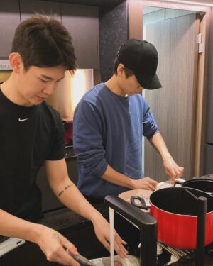 Chris Chiu Instagram - 7/27本來想在大庭廣眾下，
好好謝謝我熙！
但當下太多感觸了

在我過去跟現在，太重要時刻，都在的人就是他了！
一起經歷太多，運動會，私下大大小小生活
所有秘密，他都知道，在他面前，我是透明的，
也只有在他面前，我可以自在做自己，甚至裸體都沒關係，但他會尖叫哈哈哈哈！罵我有病🤣

聽說在見面會台上，他哭了，在我講感想的時候，我後來才知道，我想因爲他也是知道，這過程，我到底經歷了些什麼，才一路努力的走到大家面前！

當初知道有見面會，我馬上跟公司說，我要熙來！只要他
他也二話不說馬上答應！因為他知道我需要他！有他在的幸福感是加倍的🍊

所以我想要有任何開心的時刻，見重要的大家時候，我都希望他在，因為我也想把最好最愛的他，介紹給大家，也希望大家愛他🧡

Love U 熙🍊🧡
@siahoxi 
好肉麻，但我喜歡🤣🤣

#夏和熙
#最新色CHRISCHIU已在他手上了熱的
