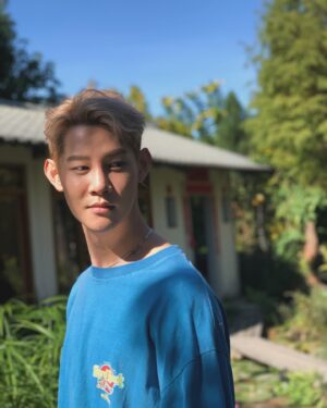 Chris Chiu Instagram - 7/27本來想在大庭廣眾下，
好好謝謝我熙！
但當下太多感觸了

在我過去跟現在，太重要時刻，都在的人就是他了！
一起經歷太多，運動會，私下大大小小生活
所有秘密，他都知道，在他面前，我是透明的，
也只有在他面前，我可以自在做自己，甚至裸體都沒關係，但他會尖叫哈哈哈哈！罵我有病🤣

聽說在見面會台上，他哭了，在我講感想的時候，我後來才知道，我想因爲他也是知道，這過程，我到底經歷了些什麼，才一路努力的走到大家面前！

當初知道有見面會，我馬上跟公司說，我要熙來！只要他
他也二話不說馬上答應！因為他知道我需要他！有他在的幸福感是加倍的🍊

所以我想要有任何開心的時刻，見重要的大家時候，我都希望他在，因為我也想把最好最愛的他，介紹給大家，也希望大家愛他🧡

Love U 熙🍊🧡
@siahoxi 
好肉麻，但我喜歡🤣🤣

#夏和熙
#最新色CHRISCHIU已在他手上了熱的