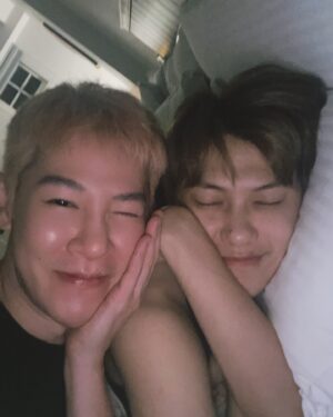 Chris Chiu Instagram - 7/27本來想在大庭廣眾下，
好好謝謝我熙！
但當下太多感觸了

在我過去跟現在，太重要時刻，都在的人就是他了！
一起經歷太多，運動會，私下大大小小生活
所有秘密，他都知道，在他面前，我是透明的，
也只有在他面前，我可以自在做自己，甚至裸體都沒關係，但他會尖叫哈哈哈哈！罵我有病🤣

聽說在見面會台上，他哭了，在我講感想的時候，我後來才知道，我想因爲他也是知道，這過程，我到底經歷了些什麼，才一路努力的走到大家面前！

當初知道有見面會，我馬上跟公司說，我要熙來！只要他
他也二話不說馬上答應！因為他知道我需要他！有他在的幸福感是加倍的🍊

所以我想要有任何開心的時刻，見重要的大家時候，我都希望他在，因為我也想把最好最愛的他，介紹給大家，也希望大家愛他🧡

Love U 熙🍊🧡
@siahoxi 
好肉麻，但我喜歡🤣🤣

#夏和熙
#最新色CHRISCHIU已在他手上了熱的