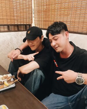 Chris Chiu Instagram - 很「重」要的連先生

又是聊到ㄧ個天南地北

@hsiang_5208 

#舊金山美容院
#附上ㄧ張8年前的今天