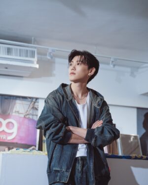 Chris Chiu Instagram - 謝謝9090s的邀請🍊
見到大家很開心！

也辛苦妳們了，大熱天在外面等那麼久⋯
幸福開心的一天🍊

Hair @jimmy1987909 
make up @jadeleemakeup 

@9090s_
#9090 #9090taipei