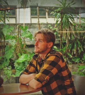 Chris Jonathan Roy Chaafe Instagram - MAYBE WE SHOULD ENJOY LIFE! 🎼🎶
#instagram #instagood #chill #cafe