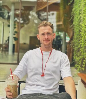 Chris Jonathan Roy Chaafe Instagram - ตื่นขึ้นมาทุกเช้า จงบอกตัวเองว่า "วันนี้เราจะมีความสุข" ไม่ว่าเหตุการณ์อะไรรอบตัวจะเกิดขึ้น จะดีจะร้าย ก็อย่าลืมว่าตัวเราเองที่เป็นตัวตั้งว่าวันนี้เราจะรู้สึกยังไง จะรับมือกับทุกเหตุการณ์ยังไง ถ้าเรารู้จักที่จะปล่อยวาง ไม่ยึดติด มันก็จะไม่มีอะไรกระทบเราได้ แต่ถ้าเรายึดติดและเก็บทุกสิ่งทุกอย่างไว้ที่ตัวเรา ชีวิตเรามันก็จะหนักน่าดูเลยหล่ะ

อย่าลืมว่าทุกปัญหามันอยู่ในอดีต และทางออกของปัญหามันอยู่ในปัจจุบัน ส่วนอนาคตมันยากที่จะคาดเดาว่าอะไรจะเกิดบ้าง แต่ถ้าทำปัจจุบันทุกเมื่อให้ดี มันก็น่าจะนำไปสู่อนาคตที่ดีแน่นอน

#instagram #instagood #คิดบวก #coffee #saturday #photooftheday #บทความสมคริส