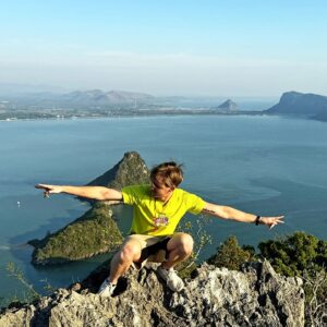 Chris Jonathan Roy Chaafe Instagram - This year was good, but next year... next year will be great!
ปีนี้เป็นปีที่ดี.... แต่ปีหน้าจะเป็นปีที่ดีกว่า

#Thailand #mountains #sea #travel #instagood #instagram #photooftheday #เขาล้อมหมวก