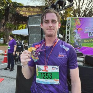 Chris Jonathan Roy Chaafe Instagram - Mcot run จ. ชลบุรี 10.5km ผ่านไปแล้ว เจอกันที่ต่อไปครับ จ.น่าน กับระยะทางชิวๆ 21กม 😅😅 มาๆ มาวิ่งด้วยกันครับ
#mcotrun