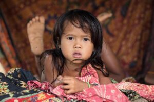 Chris Packham Instagram - Orang Rimba child , Sumatra . Canon 5D SR , 70-200mm F4 . Not all these displaced people now live in government or NGO permanent housing . The majority squat in temporary shanties in oil palm plantations . The irony is sickening . They scavenge the fallen fruits and try to find work in the villages but find integration difficult . They are ostracised and persecuted . One man told me ‘it doesn’t matter , we will stay here until the forest grows again and everything will be good again’ . I nearly wept . For the whole story watch ‘Chris Packham ; In Search of the Lost Girl’ , BBC2 , Sunday 9pm . #canon #canonphotography #canonuk #photography #photooftheday #sumatra #orangrimba #portrait