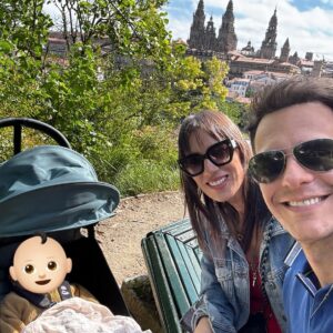 Christian Gálvez Instagram - ¡Celebramos nuestras bodas de algodón! 

Hoy hacemos dos años de casados, y entre la primera y la última foto hemos vivido juntos muchas cosas.

Cafés, viajes, risas, besos, tatuajes, conciertos, cumpleaños, series, rosas, alamedas, cachorritos, luces y caminos.

Y, lo más importante de todo, hemos formado una familia maravillosa. 

Luca tiene a la mejor madre y a las mejores hermanas y abuelos que podría desear y, cuando sea mayor, le contaré todo desde aquel primer café, para que sepa lo mucho que se amaron, se aman y se amarán sus papás. 

Porque ese es el secreto de esta historia, tal y como dice una de mis personas favoritas: el amor no se esconde nunca. 

Verte educar a las peques y sonreír a nuestro bebé supera cualquier expectativa de lo que pueda significar a tu lado la palabra “felicidad”.

Gracias @patriciapardo_tv por devolverme la fe en muchas cosas. 

Pensé, como dice nuestra canción, que el Edén era estar contigo, pero no. El Edén eres tú. Estar contigo es una bendición. 

Te amo. 

Y sí, serían 999 veces “sí, quiero”. 

Solo contigo ♥️

“Bendito el lugar, y el motivo de estar ahí.
Bendita la coincidencia.
Bendito el reloj, que nos puso puntual ahí.
Bendita sea tu presencia”.

⭐️👣

#pasiñoapasiño 
#luzycamino 
#999rosas