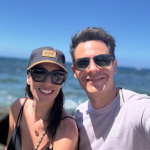 Christian Gálvez Instagram - ¡Celebramos nuestras bodas de algodón! 

Hoy hacemos dos años de casados, y entre la primera y la última foto hemos vivido juntos muchas cosas.

Cafés, viajes, risas, besos, tatuajes, conciertos, cumpleaños, series, rosas, alamedas, cachorritos, luces y caminos.

Y, lo más importante de todo, hemos formado una familia maravillosa. 

Luca tiene a la mejor madre y a las mejores hermanas y abuelos que podría desear y, cuando sea mayor, le contaré todo desde aquel primer café, para que sepa lo mucho que se amaron, se aman y se amarán sus papás. 

Porque ese es el secreto de esta historia, tal y como dice una de mis personas favoritas: el amor no se esconde nunca. 

Verte educar a las peques y sonreír a nuestro bebé supera cualquier expectativa de lo que pueda significar a tu lado la palabra “felicidad”.

Gracias @patriciapardo_tv por devolverme la fe en muchas cosas. 

Pensé, como dice nuestra canción, que el Edén era estar contigo, pero no. El Edén eres tú. Estar contigo es una bendición. 

Te amo. 

Y sí, serían 999 veces “sí, quiero”. 

Solo contigo ♥️

“Bendito el lugar, y el motivo de estar ahí.
Bendita la coincidencia.
Bendito el reloj, que nos puso puntual ahí.
Bendita sea tu presencia”.

⭐️👣

#pasiñoapasiño 
#luzycamino 
#999rosas