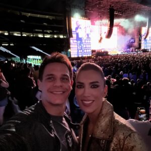 Christian Gálvez Instagram - ¡Celebramos nuestras bodas de algodón! 

Hoy hacemos dos años de casados, y entre la primera y la última foto hemos vivido juntos muchas cosas.

Cafés, viajes, risas, besos, tatuajes, conciertos, cumpleaños, series, rosas, alamedas, cachorritos, luces y caminos.

Y, lo más importante de todo, hemos formado una familia maravillosa. 

Luca tiene a la mejor madre y a las mejores hermanas y abuelos que podría desear y, cuando sea mayor, le contaré todo desde aquel primer café, para que sepa lo mucho que se amaron, se aman y se amarán sus papás. 

Porque ese es el secreto de esta historia, tal y como dice una de mis personas favoritas: el amor no se esconde nunca. 

Verte educar a las peques y sonreír a nuestro bebé supera cualquier expectativa de lo que pueda significar a tu lado la palabra “felicidad”.

Gracias @patriciapardo_tv por devolverme la fe en muchas cosas. 

Pensé, como dice nuestra canción, que el Edén era estar contigo, pero no. El Edén eres tú. Estar contigo es una bendición. 

Te amo. 

Y sí, serían 999 veces “sí, quiero”. 

Solo contigo ♥️

“Bendito el lugar, y el motivo de estar ahí.
Bendita la coincidencia.
Bendito el reloj, que nos puso puntual ahí.
Bendita sea tu presencia”.

⭐️👣

#pasiñoapasiño 
#luzycamino 
#999rosas