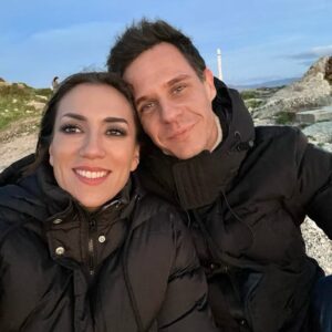 Christian Gálvez Instagram - ¡Celebramos nuestras bodas de algodón! 

Hoy hacemos dos años de casados, y entre la primera y la última foto hemos vivido juntos muchas cosas.

Cafés, viajes, risas, besos, tatuajes, conciertos, cumpleaños, series, rosas, alamedas, cachorritos, luces y caminos.

Y, lo más importante de todo, hemos formado una familia maravillosa. 

Luca tiene a la mejor madre y a las mejores hermanas y abuelos que podría desear y, cuando sea mayor, le contaré todo desde aquel primer café, para que sepa lo mucho que se amaron, se aman y se amarán sus papás. 

Porque ese es el secreto de esta historia, tal y como dice una de mis personas favoritas: el amor no se esconde nunca. 

Verte educar a las peques y sonreír a nuestro bebé supera cualquier expectativa de lo que pueda significar a tu lado la palabra “felicidad”.

Gracias @patriciapardo_tv por devolverme la fe en muchas cosas. 

Pensé, como dice nuestra canción, que el Edén era estar contigo, pero no. El Edén eres tú. Estar contigo es una bendición. 

Te amo. 

Y sí, serían 999 veces “sí, quiero”. 

Solo contigo ♥️

“Bendito el lugar, y el motivo de estar ahí.
Bendita la coincidencia.
Bendito el reloj, que nos puso puntual ahí.
Bendita sea tu presencia”.

⭐️👣

#pasiñoapasiño 
#luzycamino 
#999rosas