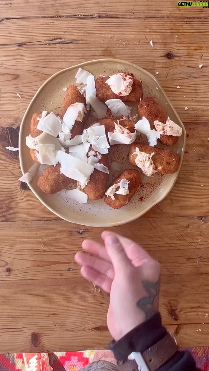 Christian Petroni - 12.5K Likes - croqueta de pollo 🇪🇸 🇪🇸🇪🇸
*young manchego, smoked pimenton