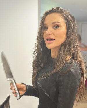 Christina Ochoa Instagram - Very demure. Very mindful. So domestic. 
🔪

#KitchenShenanigans #PreGalaGlam 

 📸 @ig_of_kg @simonsinek 
Full gala post soon. 
Glam: MU @jenichua Dress @rickowensonline Purse @gucci Jewels: @cartier @robertwan.officiel Energy: @5hourenergy