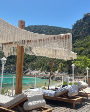 Christine Meltzer Instagram - Darlings titta hit 👀🇬🇷💙!!
När en semester övergår i mer än man nånsin kunnat drömma om.
När man hittar en pärla så vill man (läs jag) liksom behålla den för sig själv. Men så inser man (jag igen) att den är för ljuvlig för att inte dela med sig av.
Såååå…anteckna…skriv upp…kom ihåg…
Mitt i grekiska havet ligger denna lilla pärla.
Skopelos.
Du är magi 💙🇬🇷