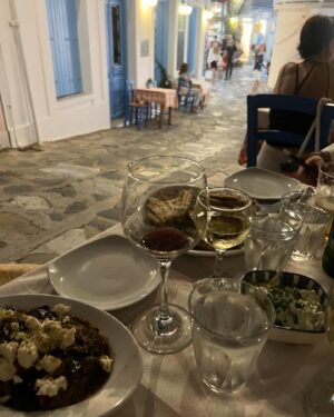 Christine Meltzer Instagram - Darlings titta hit 👀🇬🇷💙!!
När en semester övergår i mer än man nånsin kunnat drömma om.
När man hittar en pärla så vill man (läs jag) liksom behålla den för sig själv. Men så inser man (jag igen) att den är för ljuvlig för att inte dela med sig av.
Såååå…anteckna…skriv upp…kom ihåg…
Mitt i grekiska havet ligger denna lilla pärla.
Skopelos.
Du är magi 💙🇬🇷