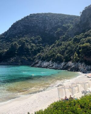Christine Meltzer Instagram - Darlings titta hit 👀🇬🇷💙!!
När en semester övergår i mer än man nånsin kunnat drömma om.
När man hittar en pärla så vill man (läs jag) liksom behålla den för sig själv. Men så inser man (jag igen) att den är för ljuvlig för att inte dela med sig av.
Såååå…anteckna…skriv upp…kom ihåg…
Mitt i grekiska havet ligger denna lilla pärla.
Skopelos.
Du är magi 💙🇬🇷