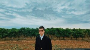 Christine and the Queens Instagram - À tous mes amis et ma famille - I understand - I’ll do more - hopecore#

Je viens de faire geste
Avec le jour
Doigts dans la chaîne, je viens en reste 
De ma tour 

The lady in red said : wandering like a cloud