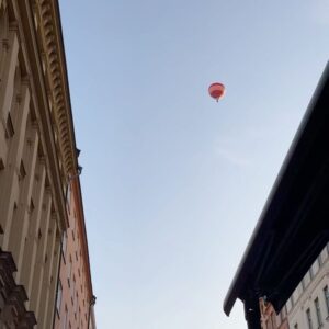 Christoffer Strandberg Instagram - Voihan veljet! ✈️
Parhaat kolme päivää aikoihin. Loikattiin Itämeren yli Tukholmaan mun pikkuveljen kanssa toukokuussa. Tehtiin kaikki samat asiat kuin lapsuuden reissuilla, mutta ilman vanhempia. Käytiin Skansenilla, Vasa-museossa ja laivalla Drottningholmin linnassa. Yksi yö katsottiin jopa Peppi Pitkätossu-leffa läppäriltä. Todella psykedeelistä kamaa! Okei, lapsina me ei kyllä juotu näin monta Dry Martinia ja tultu yökerhosta kello viisi aamulla…

Och tack underbara @afterdarkshow sluta aldrig! ❤️

On huikeaa, että on joku joka pelkästä katseesta ymmärtää mikä naurattaa, joka tajuaa kaikki samat asiat lapsuudesta ja vanhemmista. Eniten vaikuttunut oon veikan tavasta katsoa maailmaa avoimuudella ja miten hän huomioi muut ihmiset. Oon niin ylpeä!
Hän voi yrittää kasvaa ja vanheta niin paljon kuin haluaa, mutta lillebror on aina lillebror. 🫶

Ps. Saat papukaijamerkin jos löydät sorsan viimeisesta kuvasta. Kyseinen kukka-asetelma on siis keskellä kelluvaa ravintolaa.