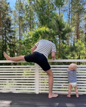 Christoffer Strandberg Instagram - Seksihelle bätäng, tai joku muu vastaavaa raflaava otsikko. Tässä kuitenkin kahdeksan vinkkiä täydelliseen juhannukseen, miksi ei elämäänkin. Lopussa vakava söpöysvaroitus! 🆘🆘🆘

1. Kunnon molskahdus pidentää ikää, so wet.
2. Kukkaruukku-cooleri samppanjalle on must have.
3. Vaippabaletti on nyt in.
4. Retki Tammisaareen, cool kids only.
5. Takakontti täyteen, if you know what I mean. 
6. Kuuntele ja maistele Tomppaa, ice ice baby.
7. Suklaata ja kotilomaljakka, to die for.
8. Kauneusunet, sleeping beauty.

Perinteitä ja perhettä, tack. 💕
#juhannus #midsommar