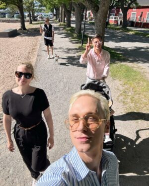 Christoffer Strandberg Instagram - Seksihelle bätäng, tai joku muu vastaavaa raflaava otsikko. Tässä kuitenkin kahdeksan vinkkiä täydelliseen juhannukseen, miksi ei elämäänkin. Lopussa vakava söpöysvaroitus! 🆘🆘🆘

1. Kunnon molskahdus pidentää ikää, so wet.
2. Kukkaruukku-cooleri samppanjalle on must have.
3. Vaippabaletti on nyt in.
4. Retki Tammisaareen, cool kids only.
5. Takakontti täyteen, if you know what I mean. 
6. Kuuntele ja maistele Tomppaa, ice ice baby.
7. Suklaata ja kotilomaljakka, to die for.
8. Kauneusunet, sleeping beauty.

Perinteitä ja perhettä, tack. 💕
#juhannus #midsommar