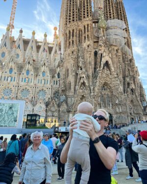 Christoffer Strandberg Instagram - Daddy Strandberg, it's me. 😎
Barcelona valloitettu vauvanrattailla ja se on ollut ihaninta koskaan. Jos joku tuntee kolmannen kuvan naisen, joka katsoo kummipoikaa ja minua sanoinkuvaamattomalla lämmöllä, sanokaa terveisiä, että rakastan häntä. 😍 
Matka jatkuu.
