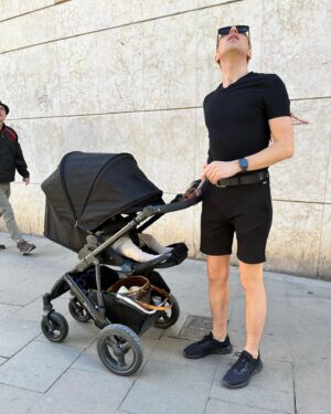 Christoffer Strandberg Instagram - Daddy Strandberg, it's me. 😎
Barcelona valloitettu vauvanrattailla ja se on ollut ihaninta koskaan. Jos joku tuntee kolmannen kuvan naisen, joka katsoo kummipoikaa ja minua sanoinkuvaamattomalla lämmöllä, sanokaa terveisiä, että rakastan häntä. 😍 
Matka jatkuu.