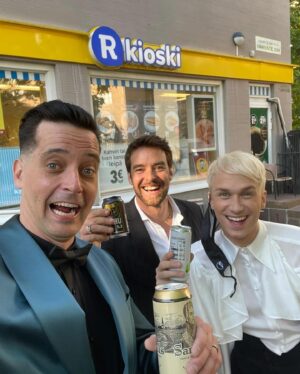 Christoffer Strandberg Instagram - Ekana virallinen kaverikuva vuodelta 2021, tokana todellinen. 🙆🏻‍♂️🙋🏽‍♂️💁🏼‍♂️
Tv-alan koulukuvaukset lähestyy taas, eli Kultainen Venla-gaala. Petolliset on ehdolla ja nöyränä totean, että minua saa luvan kanssa äänestää vuoden esiintyjäksi. Olin kuitenkin jo vuoden siuntiolainen 2020, joten olen jo voittanut tarpeeksi. Tärkeintä tässä on se, että tiedän jo mitä laitan päälle! Ettei käy niin kuin pari vuotta sitten, jolloin jännitin vielä kaksi päivää ennen gaalaa, että saavatko italialaiset Guccin puvun Suomeen asti. Tulihan se, grazie mille. Tänä vuonna valitsin teemaksi eläimellisen menon, asuun ja muutenkin. 🐆

Tämä on tällaista pinnallista pohdiskelua, mutta sitäkin tarvitaan tässä muutoin vakavassa ajassa. Venlat on aidosti siitä kivoja, että tapaa ja pääsee keskustelemaan kollegoiden kanssa, joita ei arjessa kohtaa. 

@ileuusivuori ja @mikkoleppilampi otetaanko tänä vuonna toiset vai ihan vaan vichyä?