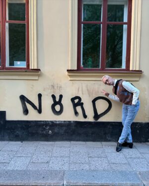 Christoffer Strandberg Instagram - Voihan veljet! ✈️
Parhaat kolme päivää aikoihin. Loikattiin Itämeren yli Tukholmaan mun pikkuveljen kanssa toukokuussa. Tehtiin kaikki samat asiat kuin lapsuuden reissuilla, mutta ilman vanhempia. Käytiin Skansenilla, Vasa-museossa ja laivalla Drottningholmin linnassa. Yksi yö katsottiin jopa Peppi Pitkätossu-leffa läppäriltä. Todella psykedeelistä kamaa! Okei, lapsina me ei kyllä juotu näin monta Dry Martinia ja tultu yökerhosta kello viisi aamulla…

Och tack underbara @afterdarkshow sluta aldrig! ❤️

On huikeaa, että on joku joka pelkästä katseesta ymmärtää mikä naurattaa, joka tajuaa kaikki samat asiat lapsuudesta ja vanhemmista. Eniten vaikuttunut oon veikan tavasta katsoa maailmaa avoimuudella ja miten hän huomioi muut ihmiset. Oon niin ylpeä!
Hän voi yrittää kasvaa ja vanheta niin paljon kuin haluaa, mutta lillebror on aina lillebror. 🫶

Ps. Saat papukaijamerkin jos löydät sorsan viimeisesta kuvasta. Kyseinen kukka-asetelma on siis keskellä kelluvaa ravintolaa.
