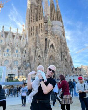 Christoffer Strandberg Instagram - Daddy Strandberg, it's me. 😎
Barcelona valloitettu vauvanrattailla ja se on ollut ihaninta koskaan. Jos joku tuntee kolmannen kuvan naisen, joka katsoo kummipoikaa ja minua sanoinkuvaamattomalla lämmöllä, sanokaa terveisiä, että rakastan häntä. 😍 
Matka jatkuu.