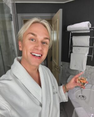 Christoffer Strandberg Instagram - Ainoa asia, mikä yhdistää tätä ja viime uudenvuodenaattoa, josta eka kuva on, on valkoinen kylpytakki. Viime vuonna samppanjalasi kädessä Kämpissä, tänä vuonna nautitaan panacod ja antibiootticocktail kotona. 🦠
Korona hyökkää täydellä voimalla. Kuumetta, lihassärkyä, liisteriräkää ja silmätulehduksia (jep, monikossa) pahempaa on ollut sietämätön kurkkukipu. Mutta vaikka vuoden vika viikko on tuntunut viruksen murhayritykseltä, kaikki on hyvin. Mulla on aikaa levätä, mulla on koti, lämpöä ja läheiset lähellä. 

Taakse jäävä vuosi on tuntunut, no elämältä. Elämää ihan kaikilla mausteilla: riemua, haasteita, onnistumisia, suruja, pelkoa, helpotusta ja onnea. Omaa elämää heijastaa tietysti maailman tapahtumiin, mikä samalla pienentää omia murheita, mutta myös aiheuttaa suurta huolta. Kaiken kaikkiaan tämä on ollut tärkeä ja ravisteleva vuosi, jonka seurauksena olen laskeutunut syvemmälle itseeni kuin koskaan. Olen innoissani. Edessä on kasvukipua, rohkeutta ja maailma, joka kaikesta huolimatta on mahdollisuuksia täynnä. Töistä en voi sanoa kuin että on ollut helkkarin huikea vuosi.
Parasta on tietysti taas ollut ihmiset: suku, perhe ja ystävät, vanhat ja kaikki upeat uudet. Skål! 🥂

Säästän teidät ajankohtaiselta selfieltä mun verestävillä silmillä, sen sijaan tarjoan tämän uudevuodenaaton kauneutta täältä Siuntion Muumitalolta. Toivotamme kaikille meidän lumiselta rinteeltä, hyvää uutta vuotta. Gott nytt år, både vänner och ni som jag inte känner. Happy new year! ✨