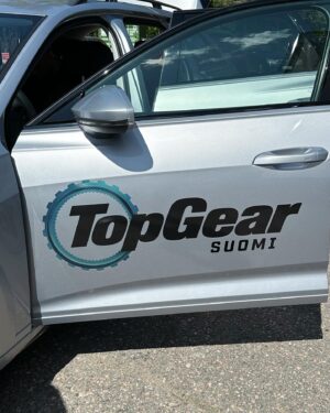 Christoffer Strandberg Instagram - Top Gear Suomi! 🚘
A dream come true. 
Opin eri automerkit ja mallit ennen kun opin kunnolla puhumaan. Aina kun mentiin äidin kanssa Helsinkiin ostoksille istuin takapenkillä ja luettelin kaikki automerkit ja -mallit, jotka tuli vastaan. Kaikki, jotka mut tuntee tietävät, että tuo intohimo ei ole millään lailla laantunut. Ja nyt maailman suurin Tv-ohjelma tulee Suomeen ja mä pääsen tutkimaan, leikkimään ja seikkailemaan autoilla. Ja missä porukassa! Tapasin Teemun ja Ismon ekaa kertaa kuvauspaikalla viime viikolla ja hommahan lähti heti käsistä. 
Keväällä 2024 näette miten käy, Nelosella ja Ruudussa.
This is gonna be epic! 

@topgear @nelonen @ruutu @sel8nneteemu @ismocomedy @rabbit_films #topgearsuomi